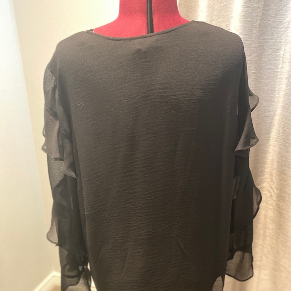 NWT Vince Camuto ruffle sleeve blouse - Picture 5 of 7